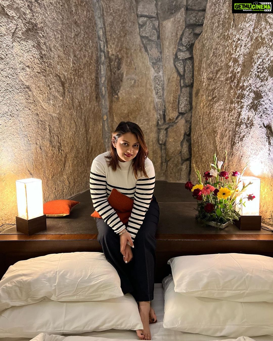 Nehalaxmi Iyer Instagram - To my mind, the greatest reward and luxury of travel is to be able to experience everyday things as if for the first time, to be in a position in which almost nothing is so familiar it is taken for granted. My family and I Stayed at the Rock Suit in Mount Abu at @hilltonehotel The suits were named after the Ajanta & Ellora caves in Aurangabad. The best part about these suits was that they were built around natural rocks thereby actually preserving them. π Staying in these suits was surely a unique experiences. We felt so close to nature and yet surrounded by so much of luxury.