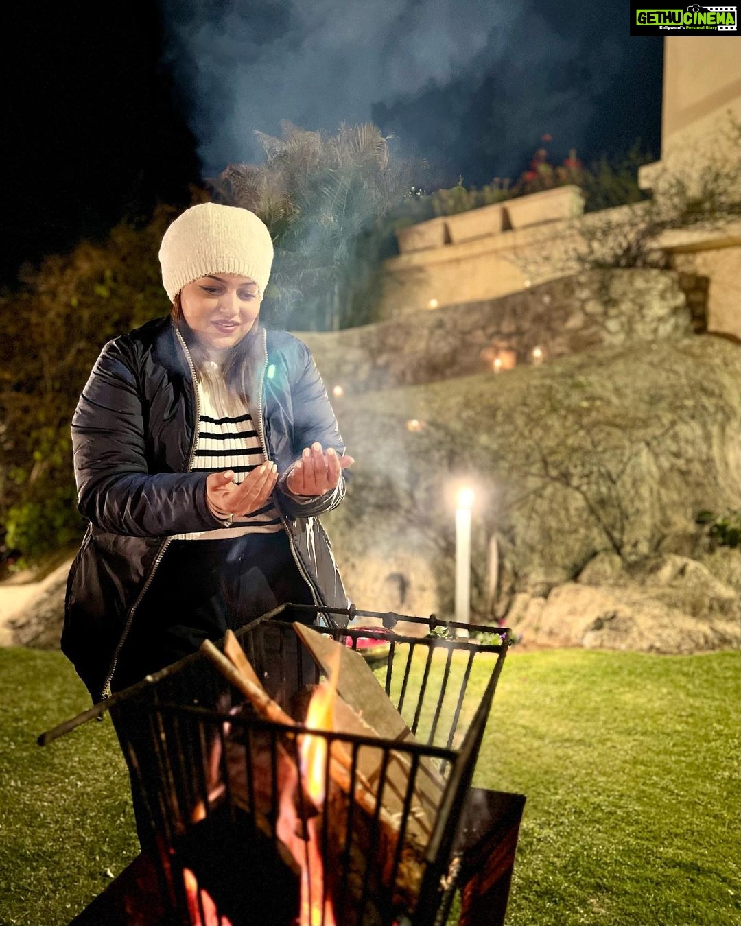 Nehalaxmi Iyer Instagram - This Bonfire & Barbeque session was nothing less than a dramatic scene! (Link in Bio to witness the whole drama) Don’t believe me swipe through and then head to my bio and watch my new Vlog 🤣 . . . . . . . . . . #explore #bonfire #dramaqueen #funny #ishqbaaz #winter #winterwonderland #india #rajasthan #travel #travelphotography #travelgram #travelindia #barbeque #drama #instadaily #instagood Mount Abu