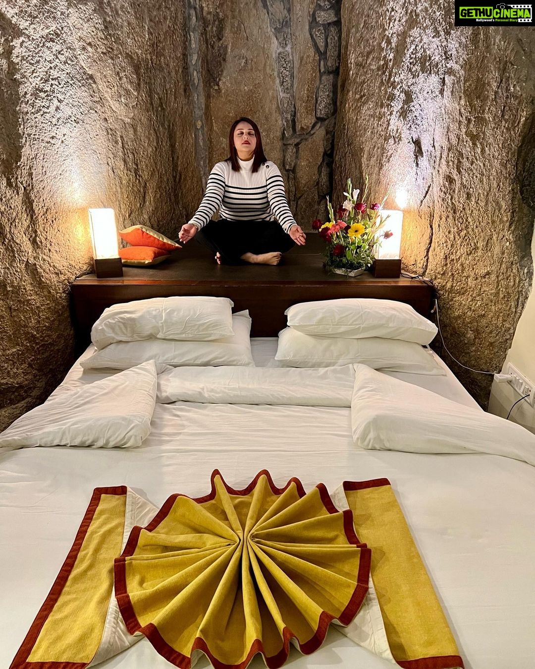 Nehalaxmi Iyer Instagram - To my mind, the greatest reward and luxury of travel is to be able to experience everyday things as if for the first time, to be in a position in which almost nothing is so familiar it is taken for granted. My family and I Stayed at the Rock Suit in Mount Abu at @hilltonehotel The suits were named after the Ajanta & Ellora caves in Aurangabad. The best part about these suits was that they were built around natural rocks thereby actually preserving them. π Staying in these suits was surely a unique experiences. We felt so close to nature and yet surrounded by so much of luxury.