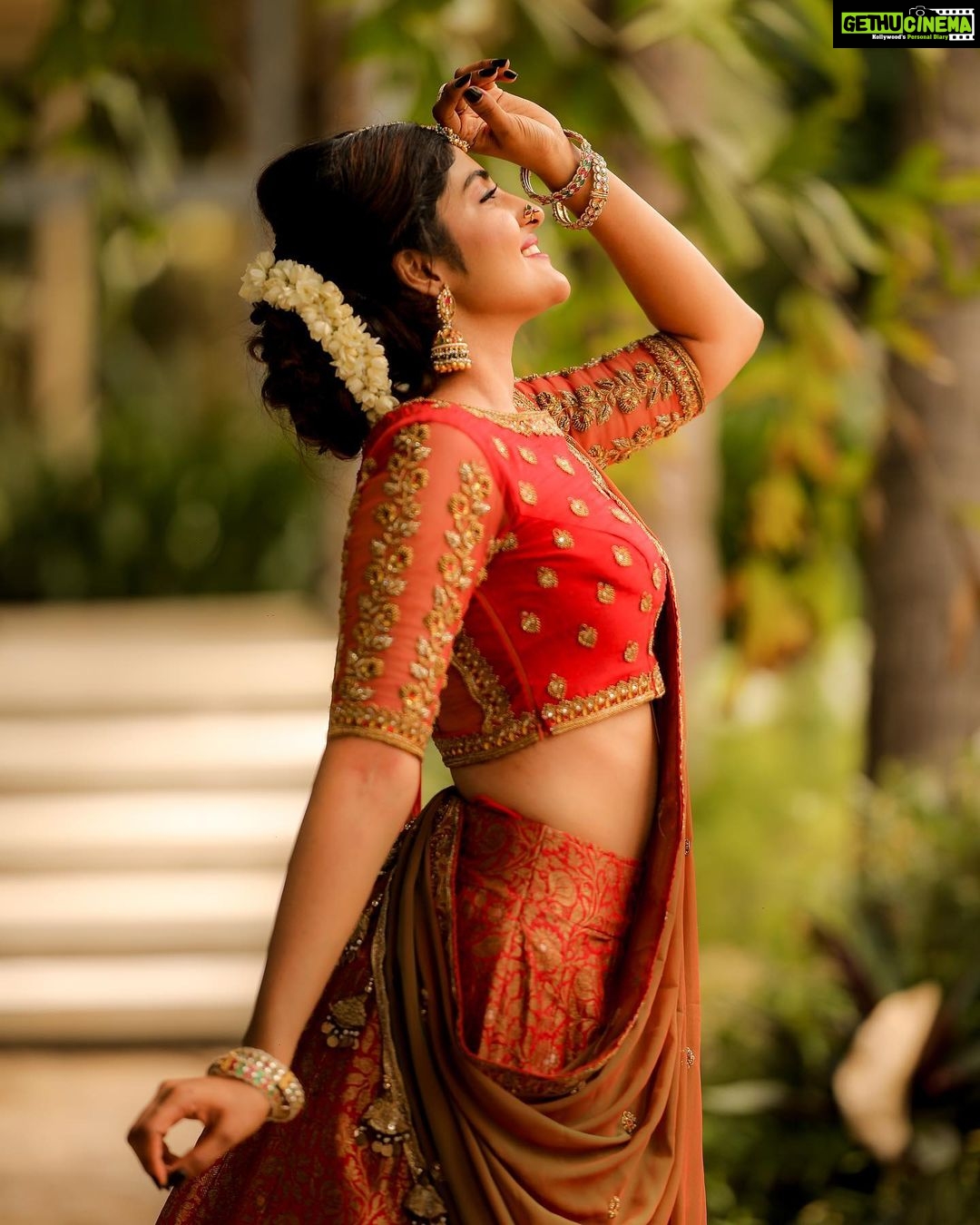 Nimeshika Radhakrishnan Instagram - ❤️💛🧡beauty of tones💛 @makeup_by_kez @camerasenthil @nirali_design_house
