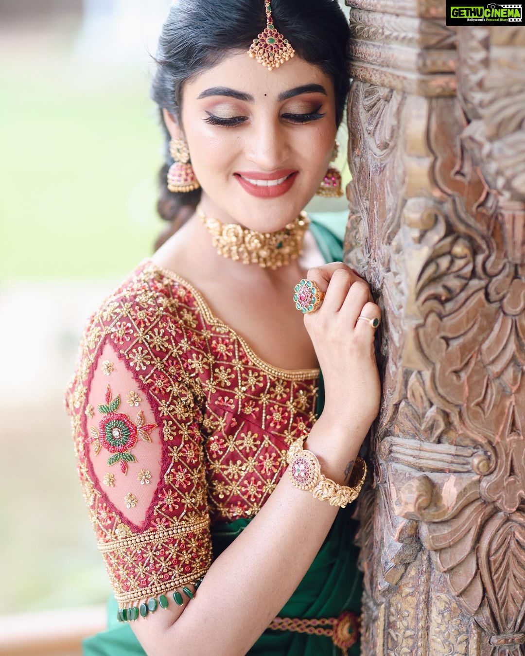 Nimeshika Radhakrishnan Instagram - 💫 @makeup_by_kez , @haran_official_ , @new_ideas_fashions , @tweety_threads
