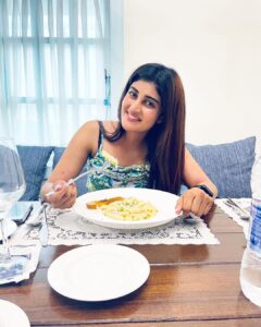 Nimeshika Radhakrishnan Instagram - 🦧Feels gud when u vibe with ur fav ❤️&fav cheesecake 🤤