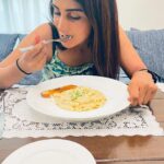 Nimeshika Radhakrishnan Instagram - 🦧Feels gud when u vibe with ur fav ❤️&fav cheesecake 🤤