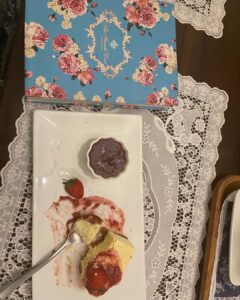 Nimeshika Radhakrishnan Instagram - 🦧Feels gud when u vibe with ur fav ❤️&fav cheesecake 🤤