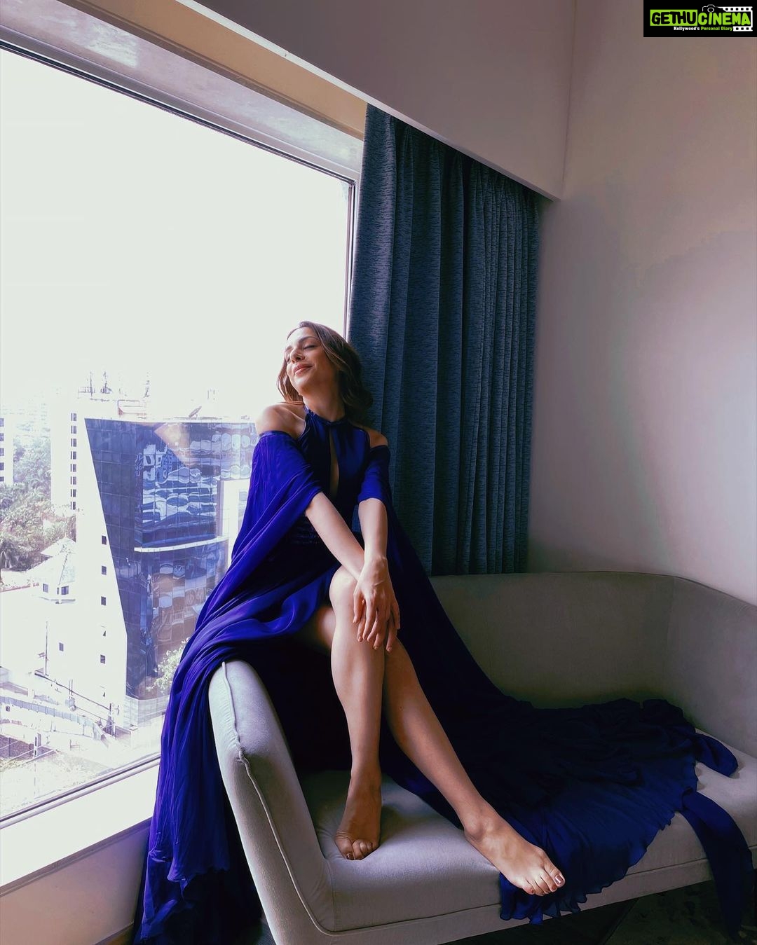 Nitibha Kaul Instagram - My hobby is to pretend I’m a princess & get pictutes in a room fit for one 👸🏻 Wearing the stunning @saishashindeofficial @officialsaishashinde #HotelRoomViews #BlueGown #PrincessTreatment #NKStyles #Throwback #FashionWeekOuttakes
