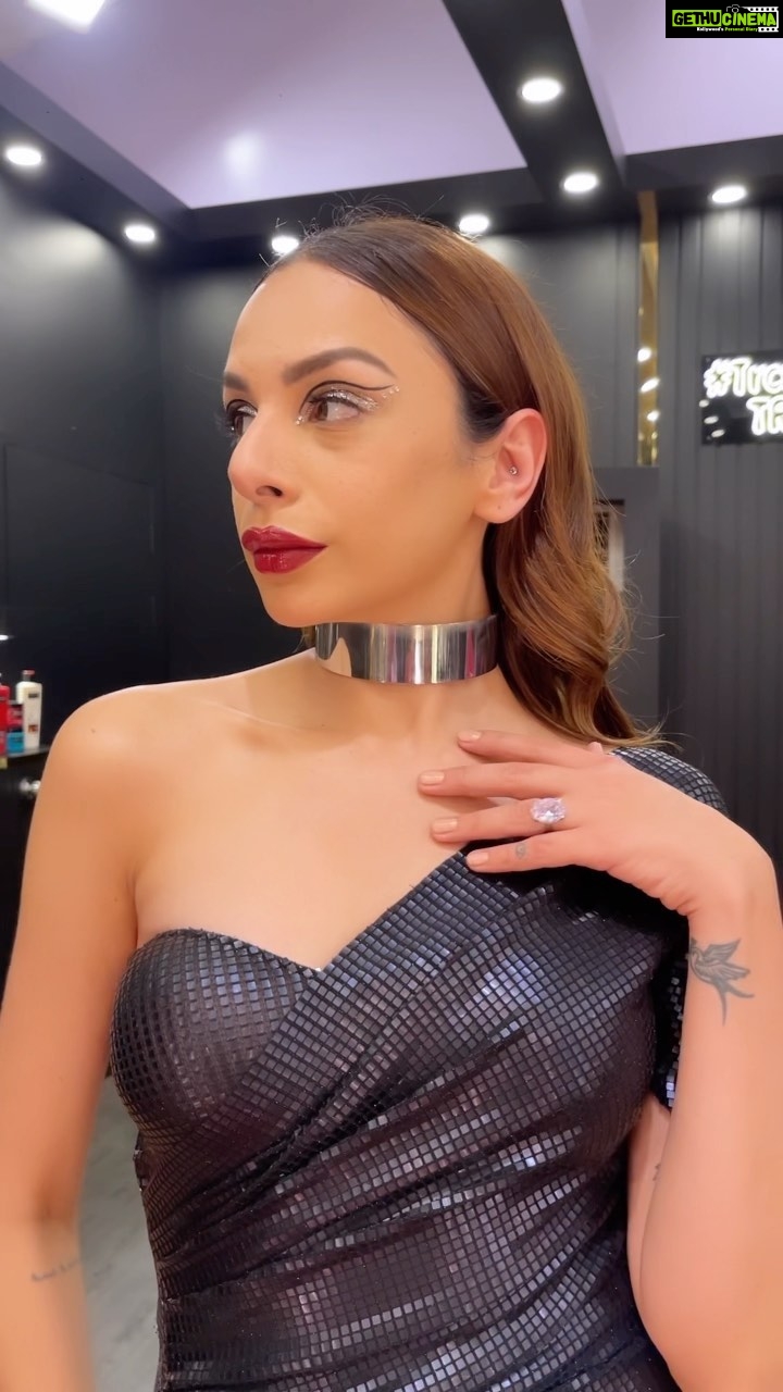Nitibha Kaul Instagram - Would have never attempted a glitter eye+ a graphic liner AND a red lip all in one look had it not been Fashion Week ๐ Go extra or go home was the inspo of this look :p MUA @makeupby_lakshmyrathore Wearing @namratajoshipura #LFW #MakeupTransition #MakeupTransformation #LakmeFashionWeek #FashionWeekMakeup #RedLip #GlitterEye #GraphicLiner #KaulForMakeup