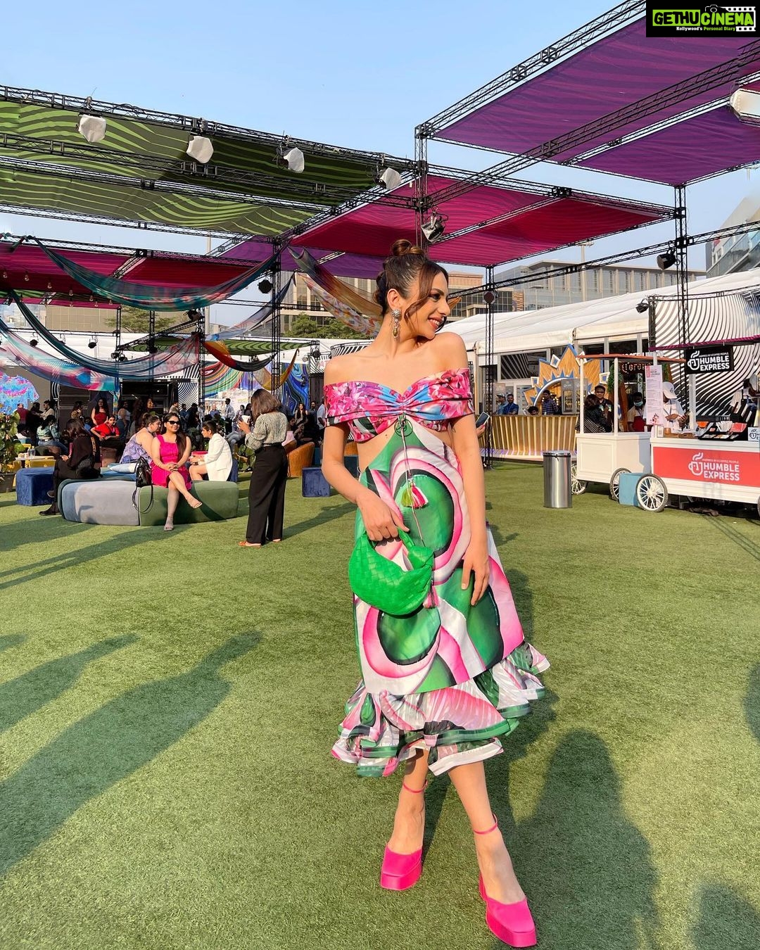 Nitibha Kaul Instagram - Day 1 at @lakmefashionwk was all about the Bombay sun, meeting old friends, making new ones and a fitting display of some of India’s best design houses Attended & wore the stunning @siddharthabansal_ @sameermadan_official & @limerickofficial today #LFW #NKAtLFW #LakmeFashionWeek #FashionForward #FashionWeek Mumbai, Maharashtra
