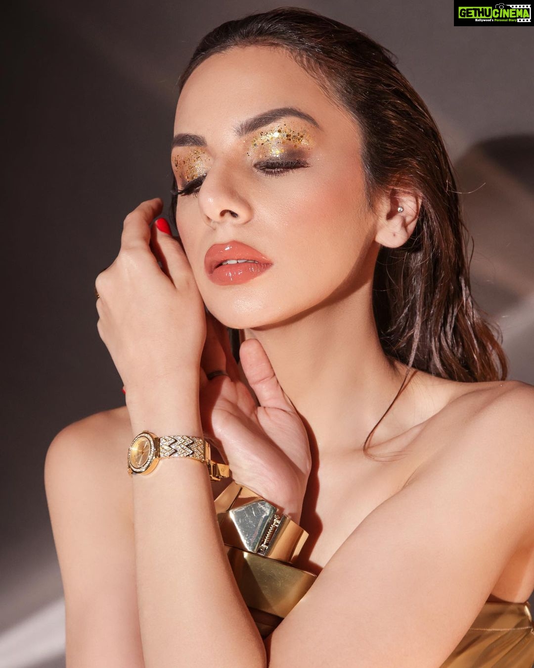 Nitibha Kaul Instagram - The memo was gold ✨ Check out the latest collection of Guess watches and stay ahead of time with their youthful & fun timepieces 💛 #GuessWatches #SparkleWithGuess #Bejeweled #ad @guesswatches Delhi, India
