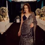 Nitibha Kaul Instagram - If I had to define Sangeet Outfit GOALS - this look would come pretty close 💙 Wearing @prevasu Jewelry @amarisbyprernarajpal Makeup by yours truly #SangeeNight #Sangeet #NavyBlueLehenga #NavyBlueSaree #LehengaSaree #SequinedOutfit #WeddingGuestLook #IndianWeddingOutfit
