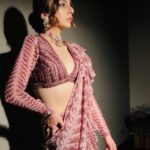 Nitibha Kaul Instagram - Prepping my feed for lots of wedding content starting with this easy breezy saree look for my shoot with @culturedwedding magazine 💕 . . . . Managing Editor: @yadav_manjeet Business Head: @divyanijain1925 Outfit: @bydivyaaggarwal Jewellery: @agarwalcompany Stylist: @meghakhandelwal_ Makeup: @mua_shraddhanand Photographer: @shutterstrings Location: @pullmannewdelhiaerocity Artist Manager: @aaayeshamehta PR Manager: @sanikatulsian #PinkSaree #Dilbar #WeddingOutfitInspo #WeddingGuest #IndianWear #SoftPinkIndianLook