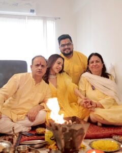 Nitibha Kaul Instagram - Engulfed in love ✨
.
.
.
.

#GrahPravesh #GrahPraveshPooja #Puja #PoojaVlog #BasantPanchami #YellowSuit #HouseOwner #LifeGoals #NKNeverStops #NKSays #NKaulsHome #HomeOwner