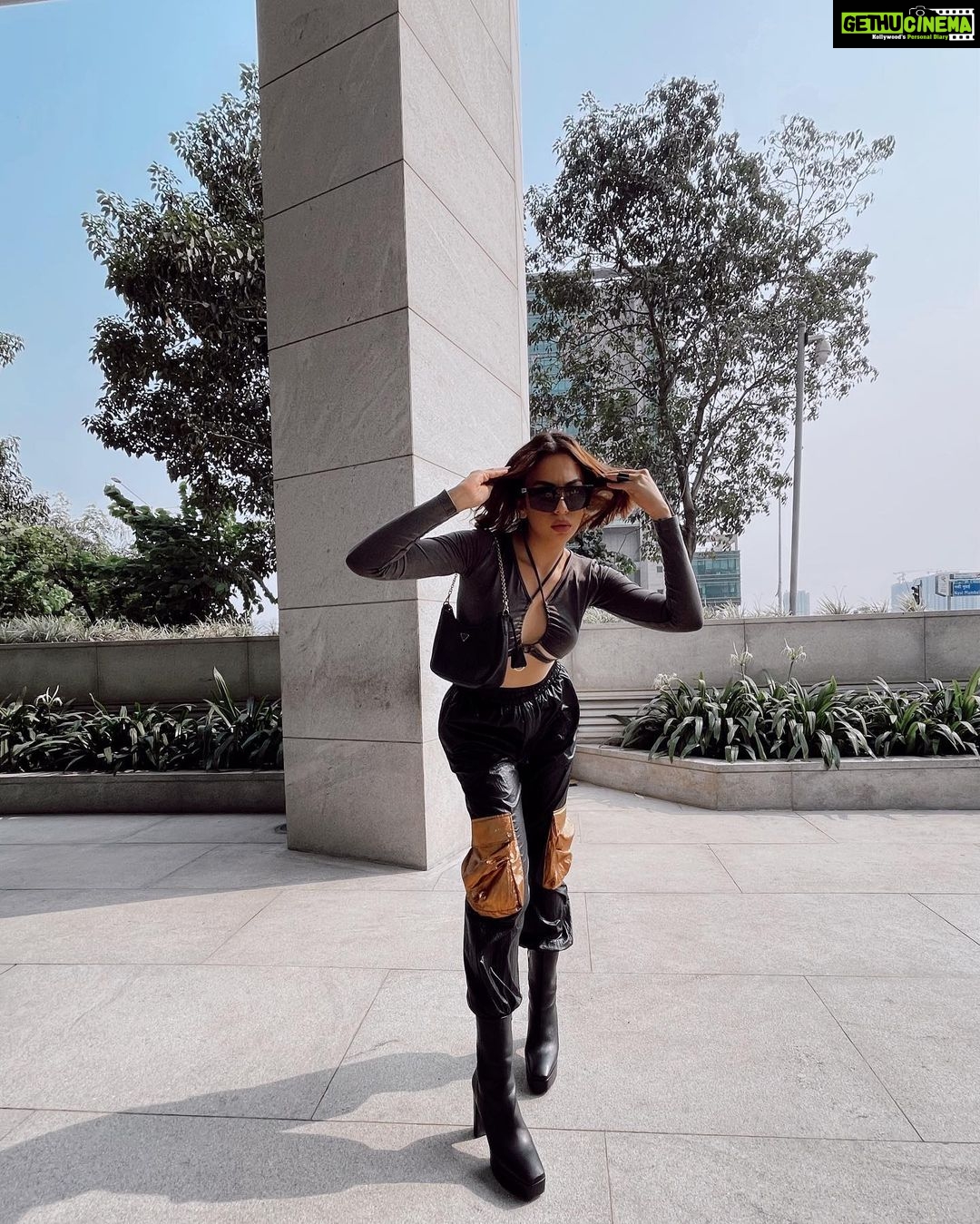 Nitibha Kaul Instagram - Last day of @lakmefashionwk & probably my favourite look so far- its just SO me. Got more compliments on this look than any other cause when you embrace your style completely and honestly is when you radiate the most amount of confidence🤍 have many more looks to share so stay tuned my loves ✨ #FashionWeek #FashionForward #StreetStyle #OOTD #NKStyles #CargoPants #CutOutTop #LFW #NKAtLFW Mumbai, Maharashtra