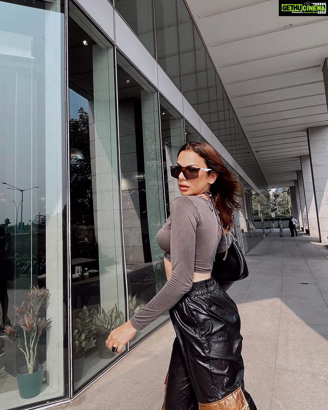 Nitibha Kaul Instagram - Last day of @lakmefashionwk & probably my favourite look so far- its just SO me. Got more compliments on this look than any other cause when you embrace your style completely and honestly is when you radiate the most amount of confidence🤍 have many more looks to share so stay tuned my loves ✨ #FashionWeek #FashionForward #StreetStyle #OOTD #NKStyles #CargoPants #CutOutTop #LFW #NKAtLFW Mumbai, Maharashtra