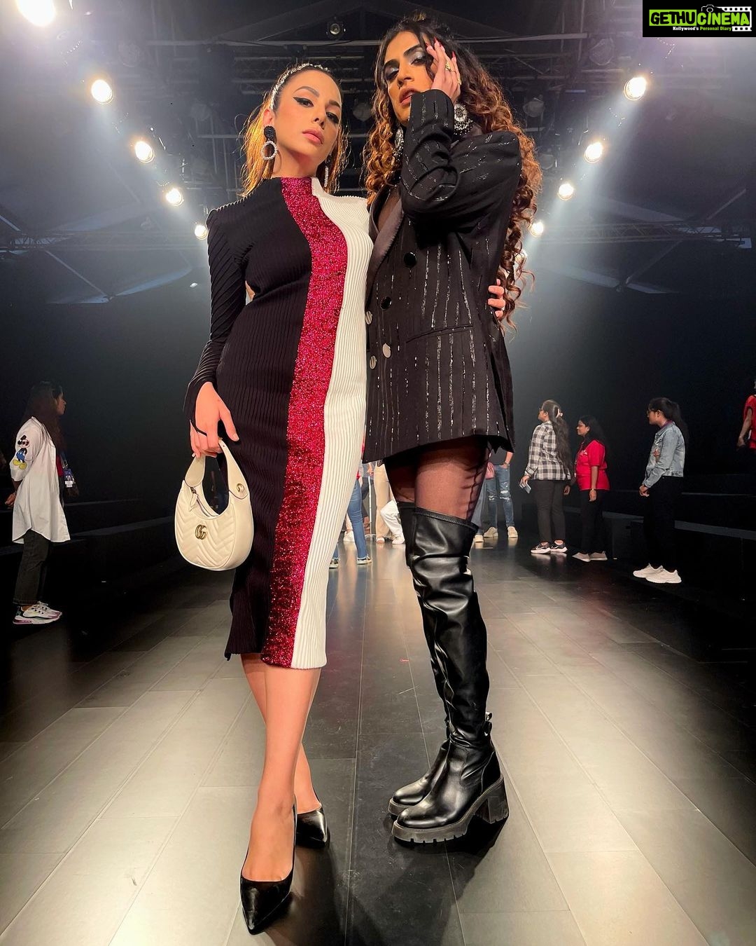 Nitibha Kaul Instagram - Day 1 at @lakmefashionwk was all about the Bombay sun, meeting old friends, making new ones and a fitting display of some of India’s best design houses Attended & wore the stunning @siddharthabansal_ @sameermadan_official & @limerickofficial today #LFW #NKAtLFW #LakmeFashionWeek #FashionForward #FashionWeek Mumbai, Maharashtra