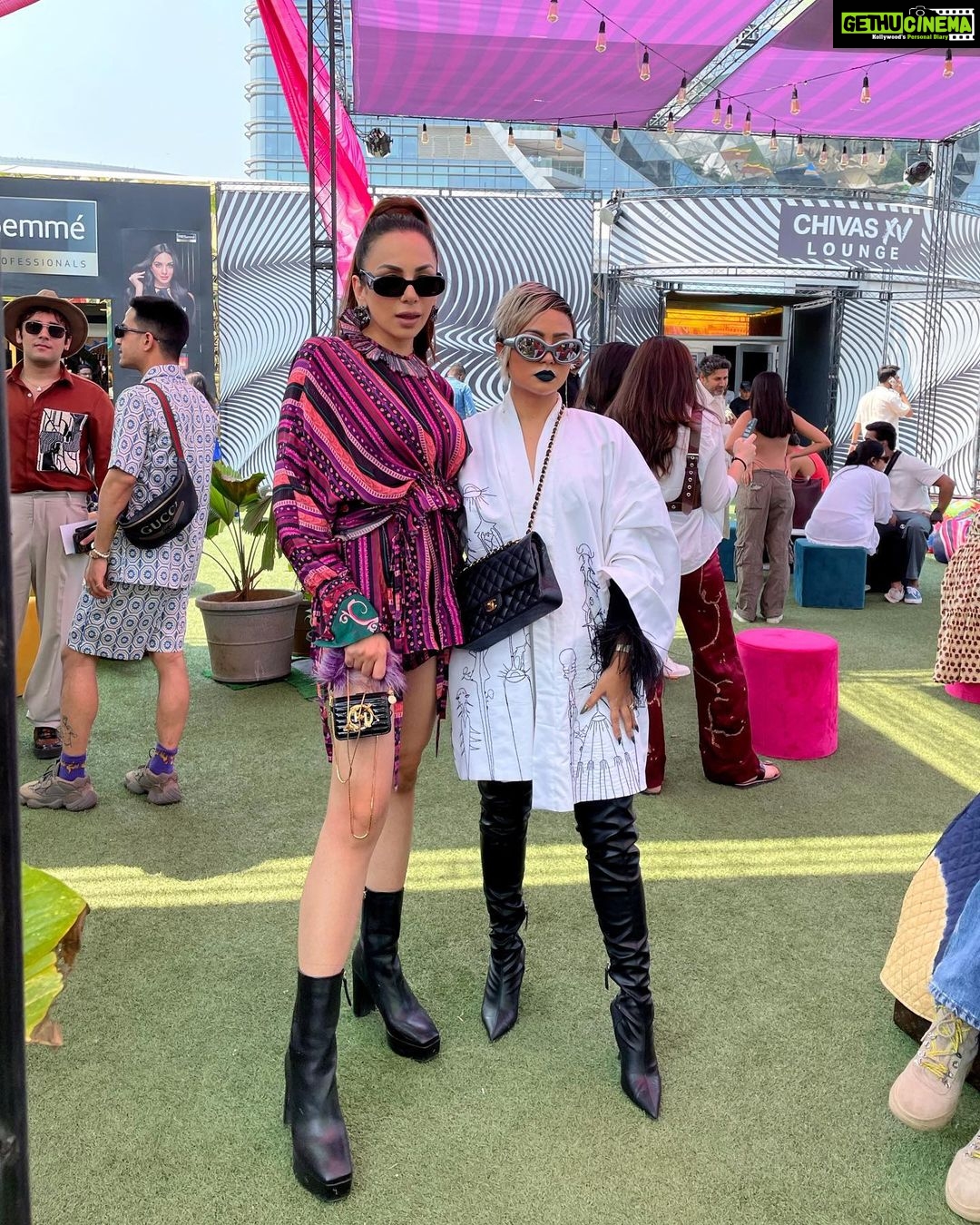 Nitibha Kaul Instagram - Day 1 at @lakmefashionwk was all about the Bombay sun, meeting old friends, making new ones and a fitting display of some of India’s best design houses Attended & wore the stunning @siddharthabansal_ @sameermadan_official & @limerickofficial today #LFW #NKAtLFW #LakmeFashionWeek #FashionForward #FashionWeek Mumbai, Maharashtra