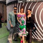 Nitibha Kaul Instagram - Day 1 at @lakmefashionwk was all about the Bombay sun, meeting old friends, making new ones and a fitting display of some of India’s best design houses Attended & wore the stunning @siddharthabansal_ @sameermadan_official & @limerickofficial today #LFW #NKAtLFW #LakmeFashionWeek #FashionForward #FashionWeek Mumbai, Maharashtra