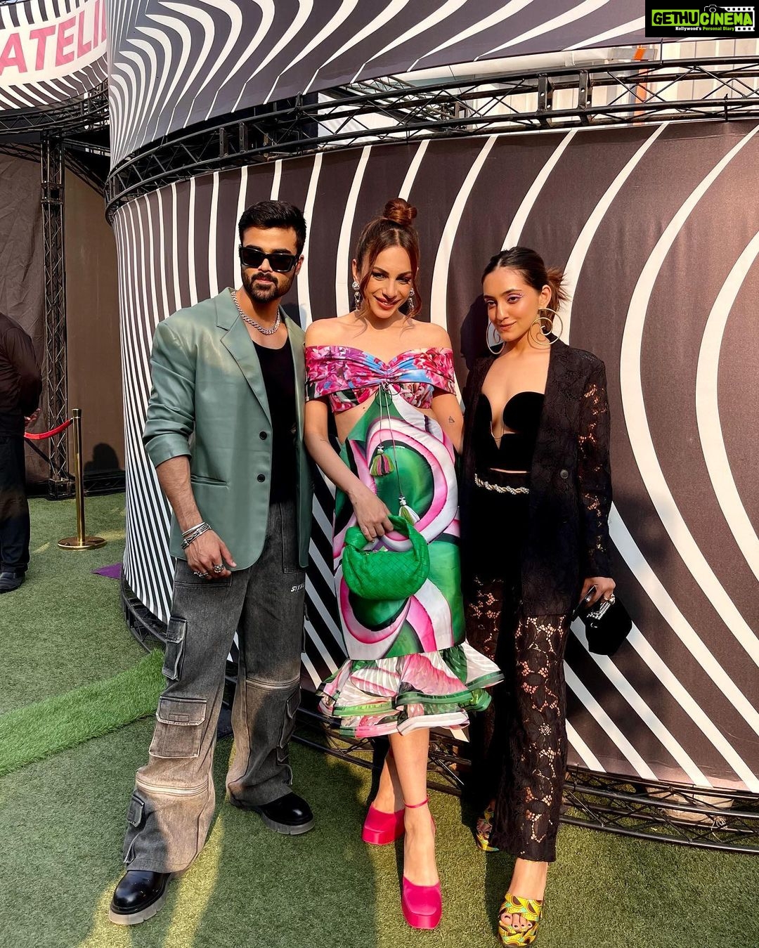 Nitibha Kaul Instagram - Day 1 at @lakmefashionwk was all about the Bombay sun, meeting old friends, making new ones and a fitting display of some of India’s best design houses Attended & wore the stunning @siddharthabansal_ @sameermadan_official & @limerickofficial today #LFW #NKAtLFW #LakmeFashionWeek #FashionForward #FashionWeek Mumbai, Maharashtra