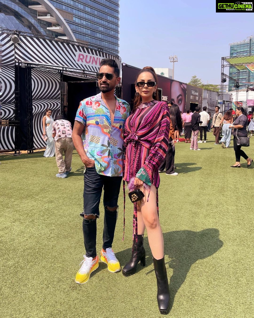Nitibha Kaul Instagram - Day 1 at @lakmefashionwk was all about the Bombay sun, meeting old friends, making new ones and a fitting display of some of India’s best design houses Attended & wore the stunning @siddharthabansal_ @sameermadan_official & @limerickofficial today #LFW #NKAtLFW #LakmeFashionWeek #FashionForward #FashionWeek Mumbai, Maharashtra