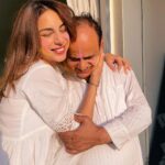 Nitibha Kaul Instagram - Happy Holi from me & mine to you & yours 🌈 I am wearing @theloom.in #Holi2023 #FamilyFirst #DaddysGirl #MommyDaughter #Familia #HoliFestival #FestivalsOfIndia #Holi Delhi, India