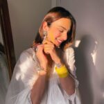 Nitibha Kaul Instagram - Happy Holi from me & mine to you & yours 🌈 I am wearing @theloom.in #Holi2023 #FamilyFirst #DaddysGirl #MommyDaughter #Familia #HoliFestival #FestivalsOfIndia #Holi Delhi, India