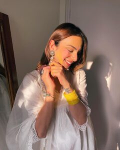 Nitibha Kaul Instagram - Happy Holi from me & mine to you & yours 🌈 I am wearing @theloom.in #Holi2023 #FamilyFirst #DaddysGirl #MommyDaughter #Familia #HoliFestival #FestivalsOfIndia #Holi Delhi, India