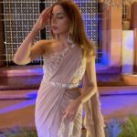 Nitibha Kaul Instagram – Nothing a good ol’ saree can’t fix ✨

Wearing @shlokakhialaniofficial 
Bag @eena.official 
Earrings @keiyura_jewelry 

#DrapeSaree #PreDrapedSaree #ReceptionLook #WeddingOutfit #SareeGoals #ReceptionOutfit #IndianWeddingLook