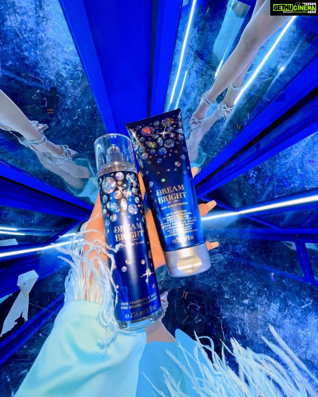 Nitibha Kaul Instagram - A single whiff of the #DreamBright collection by @BathandBodyWorksIndia is enough to lift your mood 💙 Had the pleasure of attending the launch of this yummy fragrance- so here is a sneak peek into the night 🦋 Brilliant, unforgettable, and bold- with delicious notes of sapphire berries, night-blooming orchids and crystalized vanilla, it truly lives up to its name. Head to the link in bio to shop now, or to the nearest store! #BathandBodyWorksIndia #DreamBright #Ad #PaidPartnership #BlueAesthetic #BlueDress #GlamDecor . . . . Dress @aniclothing.in Styled by @intriguelook 🦋