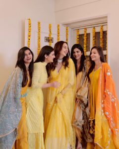Nitibha Kaul Instagram - Engulfed in love ✨
.
.
.
.

#GrahPravesh #GrahPraveshPooja #Puja #PoojaVlog #BasantPanchami #YellowSuit #HouseOwner #LifeGoals #NKNeverStops #NKSays #NKaulsHome #HomeOwner