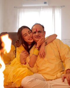 Nitibha Kaul Instagram - Engulfed in love ✨
.
.
.
.

#GrahPravesh #GrahPraveshPooja #Puja #PoojaVlog #BasantPanchami #YellowSuit #HouseOwner #LifeGoals #NKNeverStops #NKSays #NKaulsHome #HomeOwner