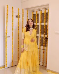 Nitibha Kaul Instagram - Engulfed in love ✨
.
.
.
.

#GrahPravesh #GrahPraveshPooja #Puja #PoojaVlog #BasantPanchami #YellowSuit #HouseOwner #LifeGoals #NKNeverStops #NKSays #NKaulsHome #HomeOwner