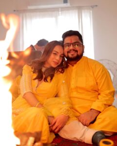 Nitibha Kaul Instagram - Engulfed in love ✨
.
.
.
.

#GrahPravesh #GrahPraveshPooja #Puja #PoojaVlog #BasantPanchami #YellowSuit #HouseOwner #LifeGoals #NKNeverStops #NKSays #NKaulsHome #HomeOwner