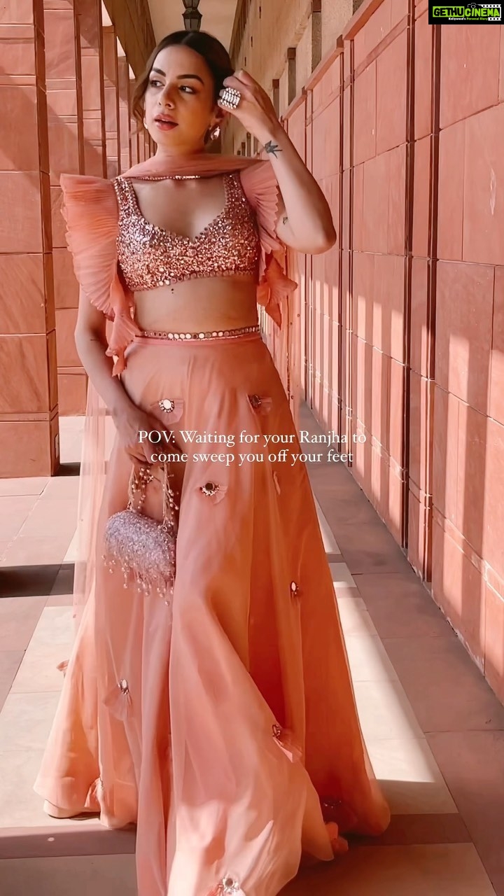 Nitibha Kaul Instagram - Patiently waiting for my own SidKiara happy ending 🥹 Wearing @supriamunjalatelier Bag @eena.official #WeddingOutfit #PeachLehenga #BridesmaidsFit #LehengaInspiration #MirrorWork #NKDesi #Ranjha #SidKiara