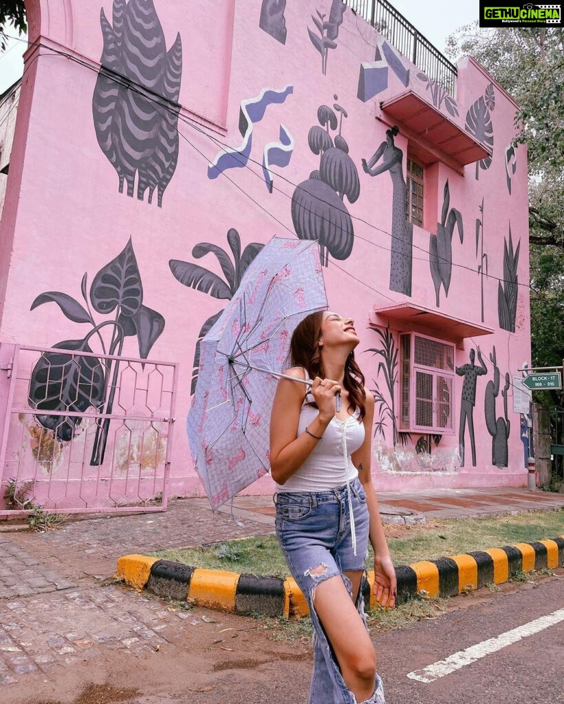 Nitibha Kaul Instagram - Falling in love with this city all over again 💕 #DilliMeriJaan #DelhiMonsoon #LodhiArtDistrict #Delhi Lodhi Art District