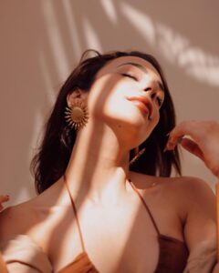 Nitibha Kaul Instagram - She’s like the sun, shines regardless

📸 @aishwaryaa.nayak 
.
.
.
.

#GoldenHour #ShadowPlay #BeachLife #WarmAesthetic #BrownBikini #BikiniLife #NKInGoa #WanderLust