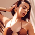 Nitibha Kaul Instagram – She’s like the sun, shines regardless

📸 @aishwaryaa.nayak 
.
.
.
.

#GoldenHour #ShadowPlay #BeachLife #WarmAesthetic #BrownBikini #BikiniLife #NKInGoa #WanderLust