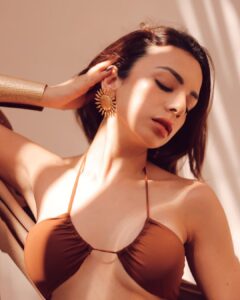 Nitibha Kaul Instagram - She’s like the sun, shines regardless

📸 @aishwaryaa.nayak 
.
.
.
.

#GoldenHour #ShadowPlay #BeachLife #WarmAesthetic #BrownBikini #BikiniLife #NKInGoa #WanderLust
