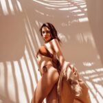 Nitibha Kaul Instagram – She’s like the sun, shines regardless

📸 @aishwaryaa.nayak 
.
.
.
.

#GoldenHour #ShadowPlay #BeachLife #WarmAesthetic #BrownBikini #BikiniLife #NKInGoa #WanderLust