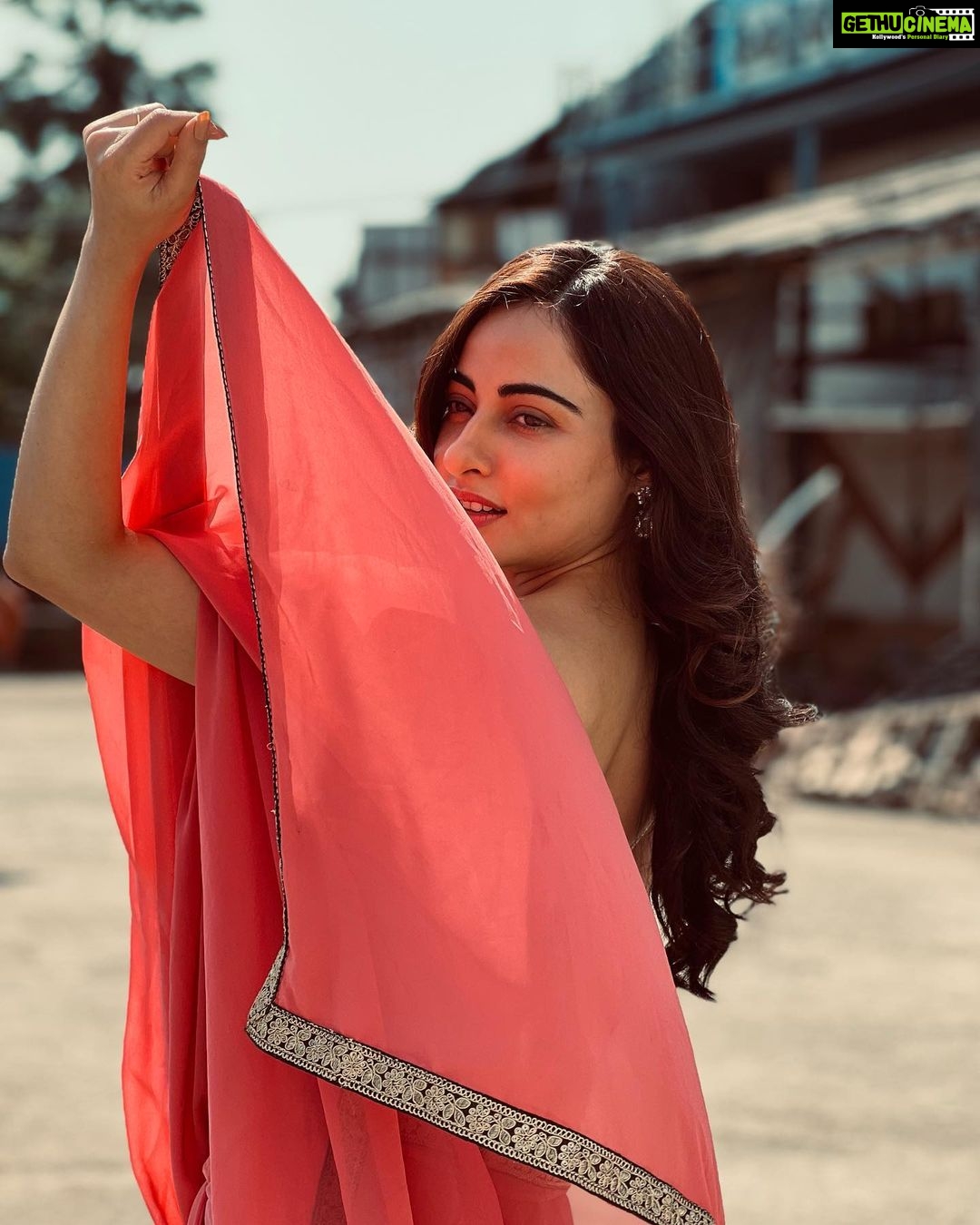 Niyati Fatnani Instagram - Always a Saree girl♥️ . . . #saree #dearishqonhotstar #asmitaroy #look #ootd #desigirl #niyatifatnani
