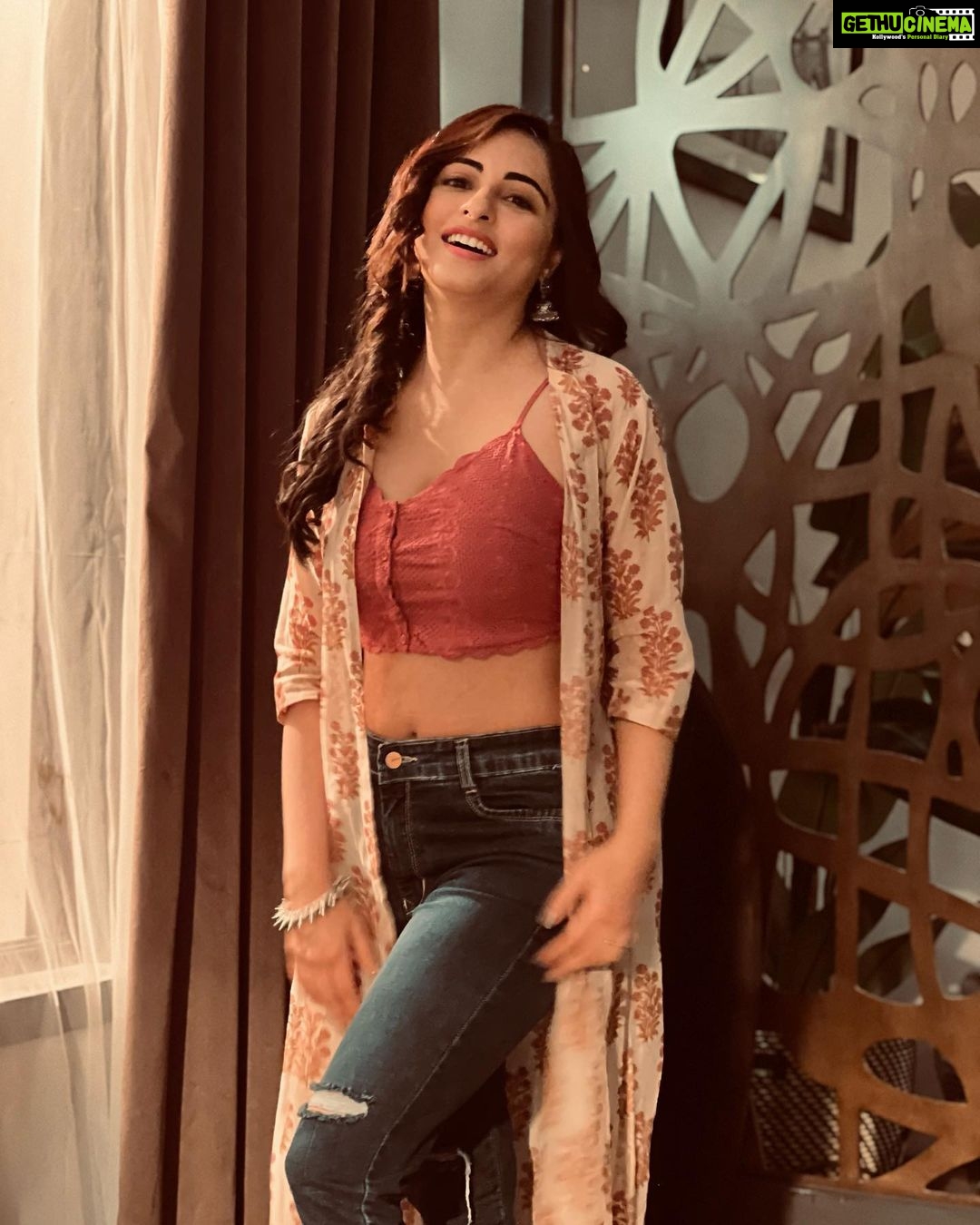 Niyati Fatnani Instagram - Chica Asmita Roy😉 . . . . #asmitaroy #dearishq #hotstar #web #ootd #romance #mystery #staytuned #niyatifatnani