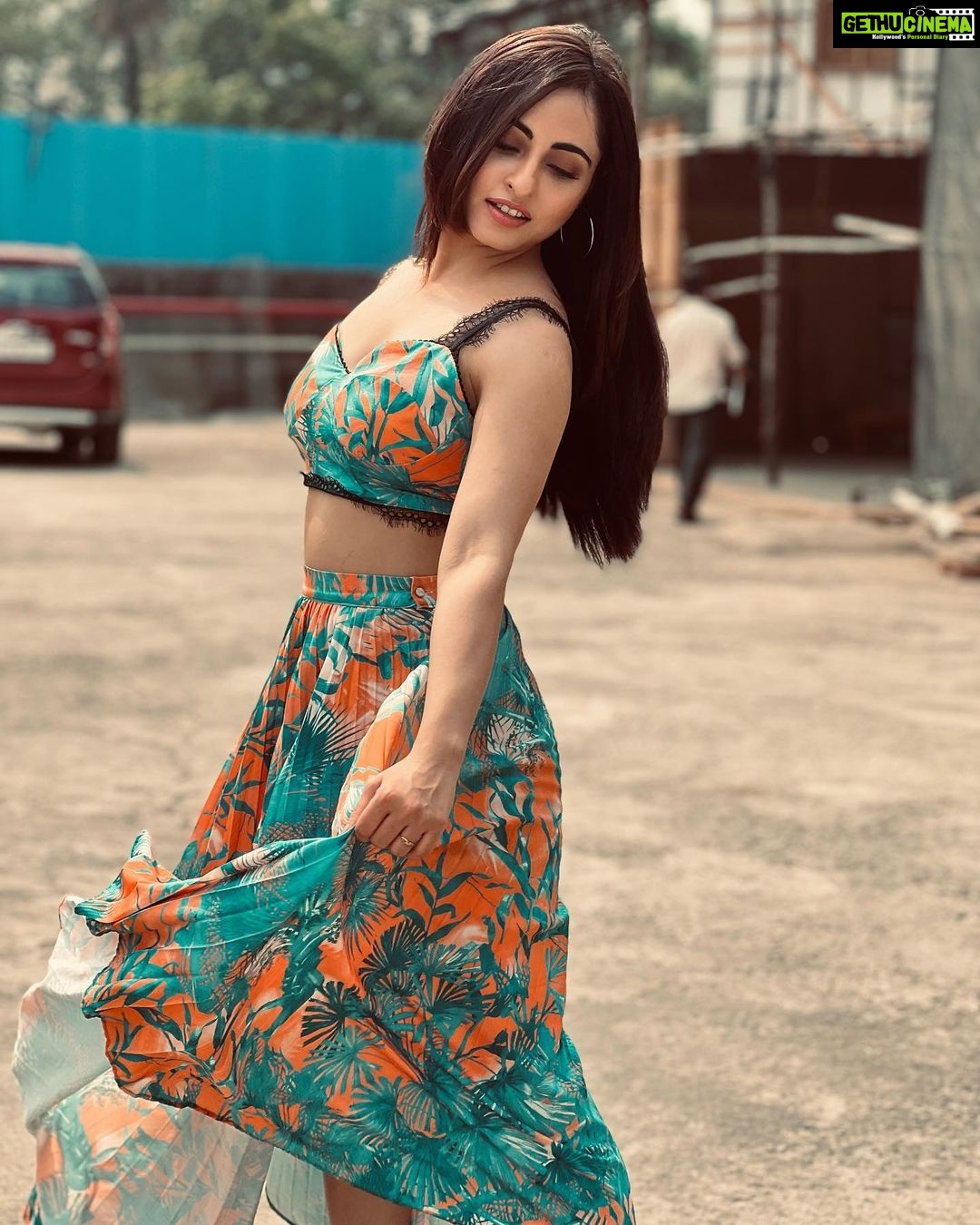 Niyati Fatnani Instagram - Going on a Date🥂 Will share the details soon XoXo💋 . . . . #asmitaroy #datenight #dearishq #staytuned #niyatifatnani