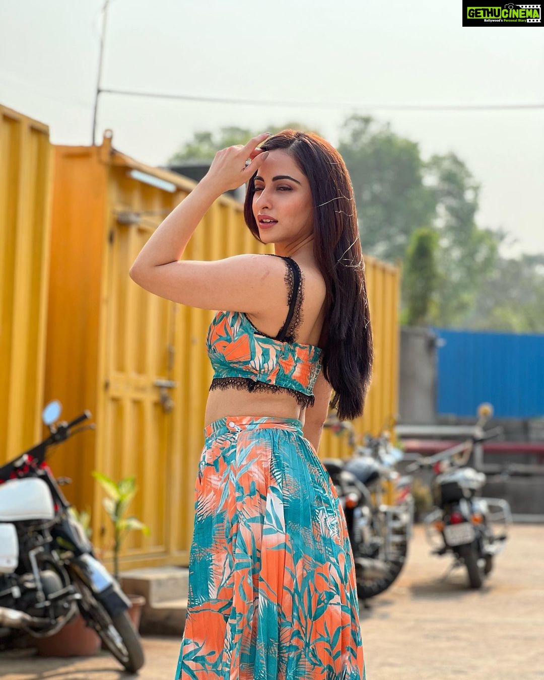 Niyati Fatnani Instagram - Going on a Date🥂 Will share the details soon XoXo💋 . . . . #asmitaroy #datenight #dearishq #staytuned #niyatifatnani