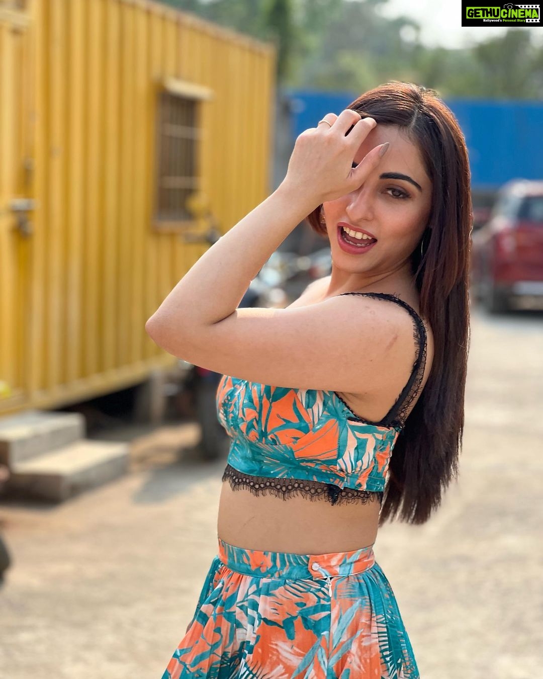 Niyati Fatnani Instagram - Going on a Date🥂 Will share the details soon XoXo💋 . . . . #asmitaroy #datenight #dearishq #staytuned #niyatifatnani