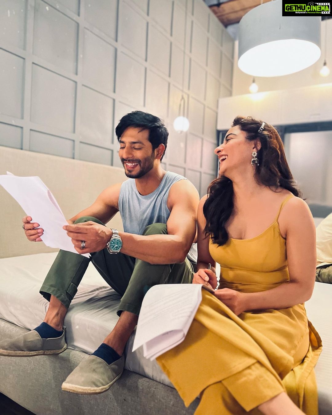 Niyati Fatnani Instagram - Padhakoo bachche📚🙇‍♀️ #abhimita Pc: @satyampanday2028 . . . . #dearishq #hotstar #ınstagood #staytuned #romance #mystery #niyatifatnani