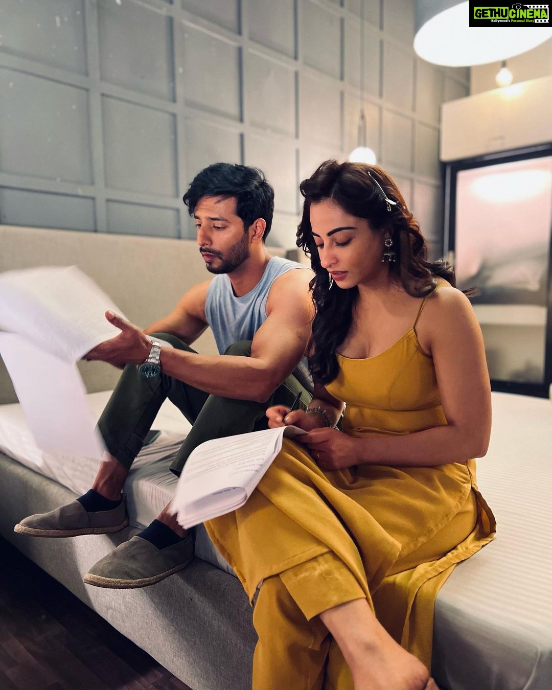 Niyati Fatnani Instagram - Padhakoo bachche📚🙇‍♀️ #abhimita Pc: @satyampanday2028 . . . . #dearishq #hotstar #ınstagood #staytuned #romance #mystery #niyatifatnani