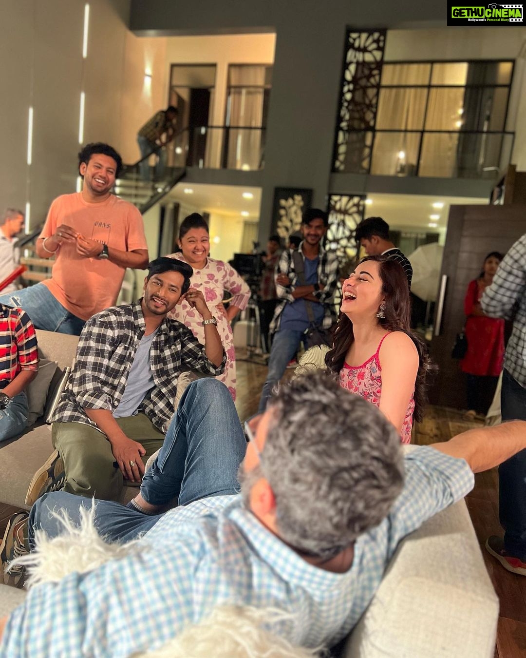 Niyati Fatnani Instagram - Scene discussion with @atifcam often looks like this😂 @sehban_azim @abraham.nimisha7 @ayaan0110 and Afreen . . . . . #dearishq #romance #hotstar #staytuned #morningvibes #workplace #family #niyatifatnani