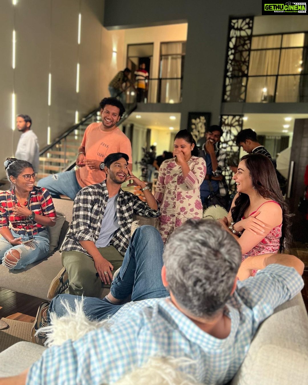 Niyati Fatnani Instagram - Scene discussion with @atifcam often looks like this😂 @sehban_azim @abraham.nimisha7 @ayaan0110 and Afreen . . . . . #dearishq #romance #hotstar #staytuned #morningvibes #workplace #family #niyatifatnani