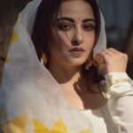 Niyati Fatnani Instagram - Let's play the stare game 🌻 Shot by: @barkhafatnani 😘 . . . . #oldschool #vibes #portrait #niyatifatnani