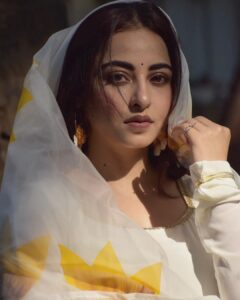 Niyati Fatnani Instagram - Let's play the stare game 🌻 Shot by: @barkhafatnani 😘 . . . . #oldschool #vibes #portrait #niyatifatnani