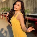 Niyati Fatnani Instagram - Looks like Mango season is coming soon🥭🌻🌞🥵🍹💛 . . . . #summer #summertime #february #dearishq #asmita #romance #hotstar #staytuned #niyatifatnani