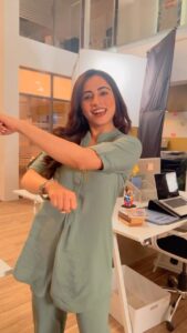 Niyati Fatnani Instagram - While waiting for my co-actor, catching up with some trend💁🏻‍♀️👻 . . . . . #trendingreels #flip #fun #asmita #roy #dearishqonhotstar #niyatifatnani